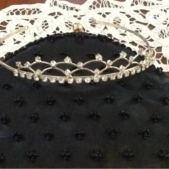 Elegant Silver Hair Tiara with Nature-Inspired Design - Picture 5 of 10